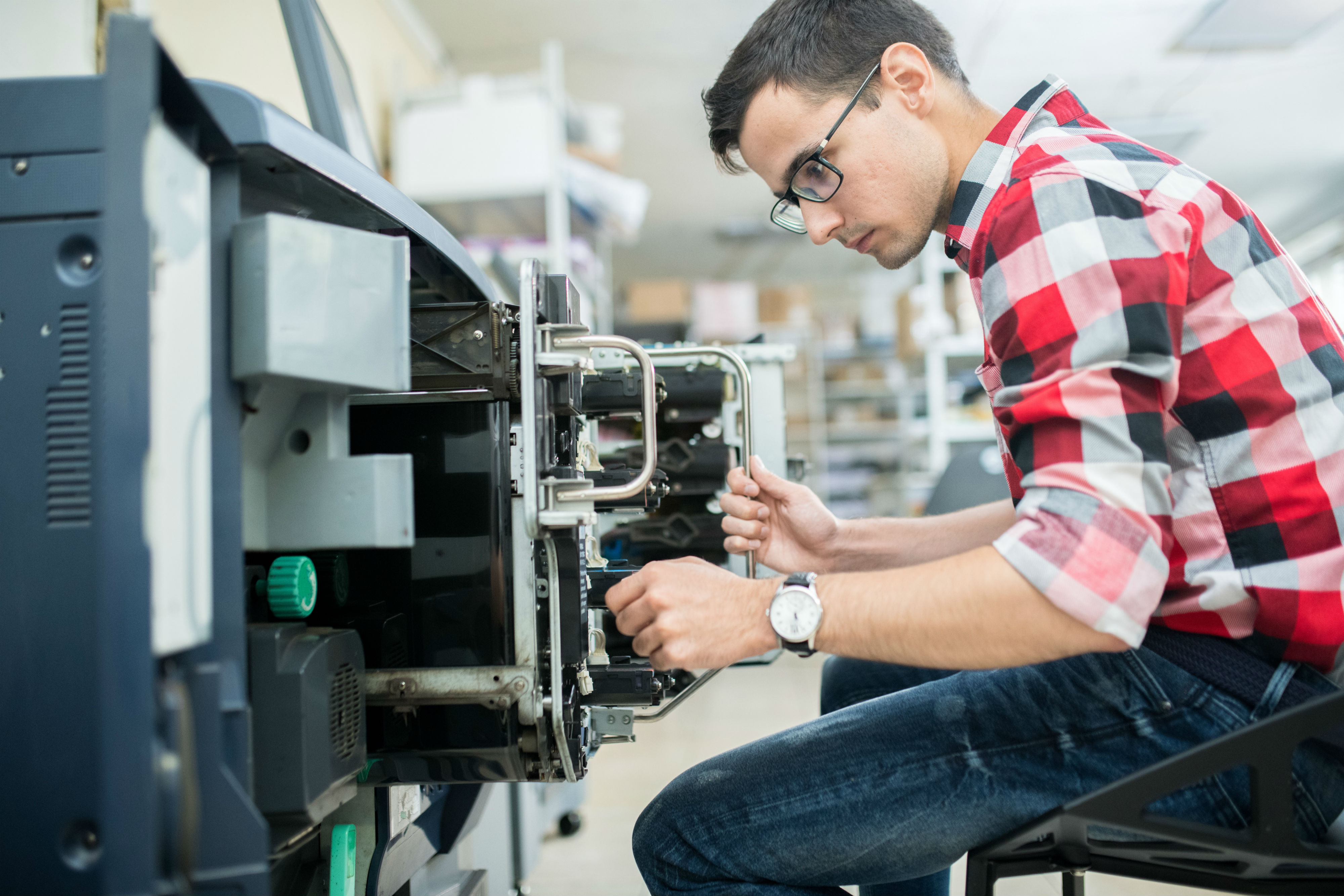 Printer installation. Printer Maintenance service. Картинки - в современной типографии - люди за работой. Человек работает на печатной машинке. Человек работающий по горизонтальный.