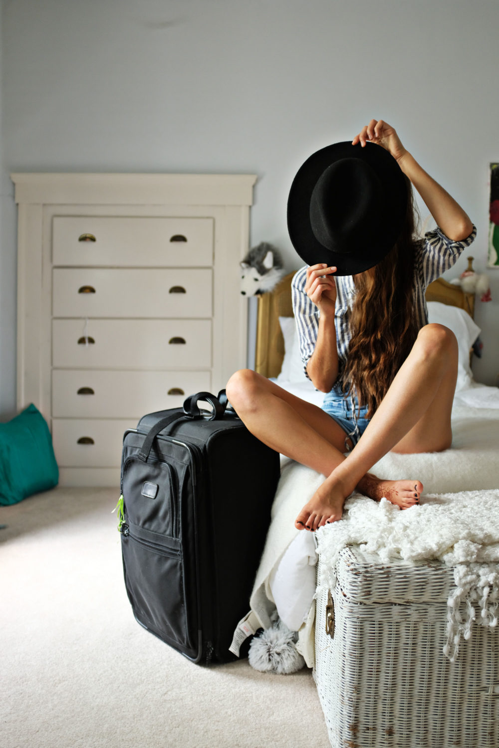 ohdeardrea-travel-how-to-pack-a-hat-blog-drea-luggages.jpg